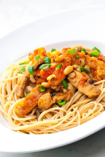 Kümes hayvanları, domates sosu ve fasulyeli spagetti.