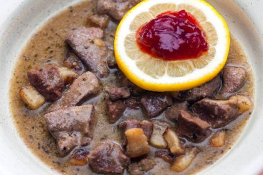 Limonlu ve kızılcıklı geyik kebabı.