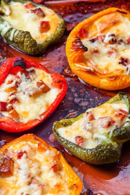 Jambon ve peynirle dolu fırında biber.