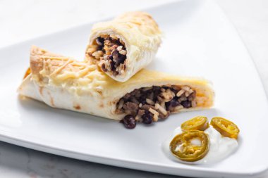 Pirinçli biftek ve krem şanti ve jalapeno ile servis edilen fasulye.