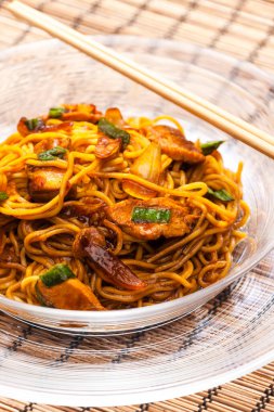 Soya soslu tavuk etli kızarmış erişte.