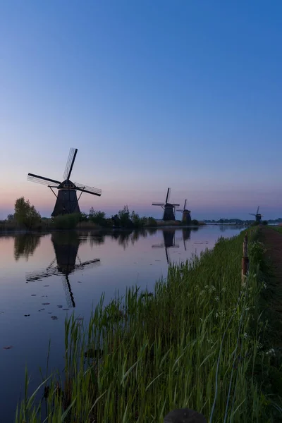 Molinos Tradicionales Holandeses Con Cielo Colorido Justo Antes Del Amanecer —  Fotos de Stock