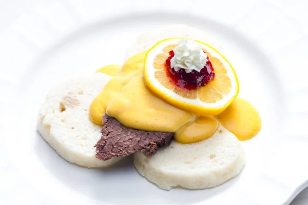 Sirloin Crème Saus Met Knoedels Geserveerd Met Citroen Cranberries Slagroom — Stockfoto