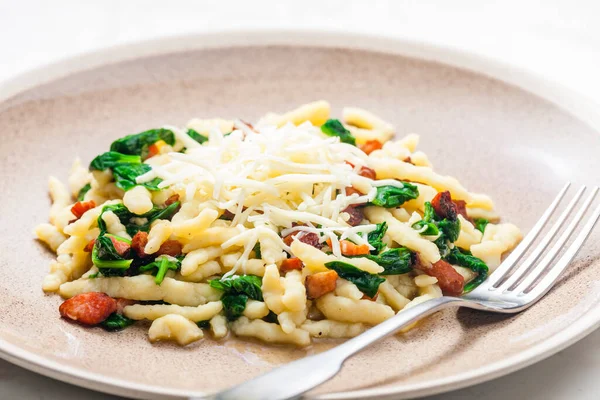 Spetzle Met Spincha Bladeren Gerookte Spek Geraspte Kaas — Stockfoto