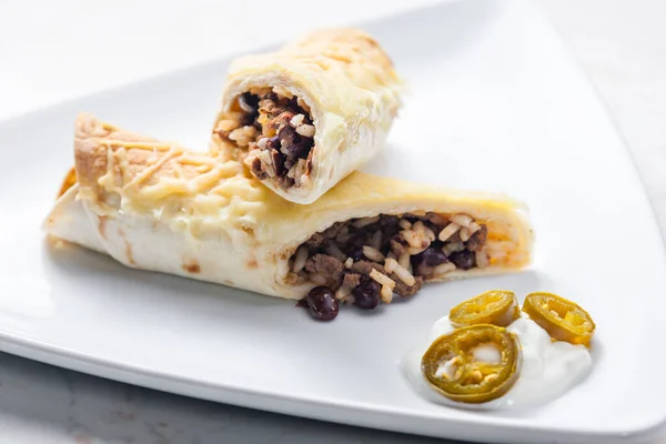 Burrito Wołowe Ryżem Fasolą Bitą Śmietaną Jalapenos — Zdjęcie stockowe