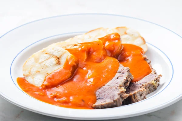 Mięso Wołowe Sosem Pomidorowym Pierogami — Zdjęcie stockowe