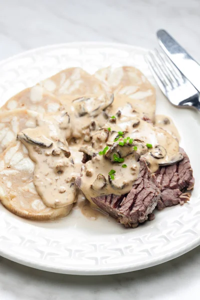 Nötkött Med Svampsås Och Dumplings — Stockfoto