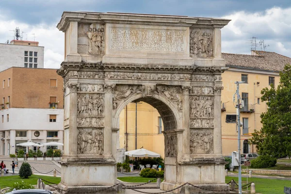 特拉扬拱门 古罗马胜利拱门 意大利坎帕尼亚 本温托 — 图库照片