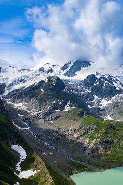 Steinsee, Urner Alpleri, Bern Kantonu ve İsviçre 'nin tipik İsviçre Alp Dağları manzarası