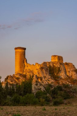 Chateauneuf-du-Pape yakınlarındaki Chateau de Hers harabeleri, Provence, Fransa
