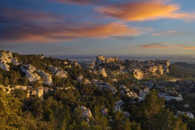 Ortaçağ şatosu ve köyü, Les Baux-de-Provence, Alpilles dağları, Provence, Fransa