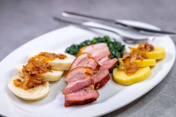 Flanco Fumado Com Bolinhos Batata Pão Espinafre — Fotografia de Stock