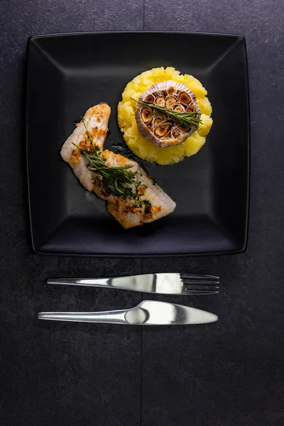 Kabeljaufilet Mit Couscous Und Geröstetem Knoblauch — Stockfoto