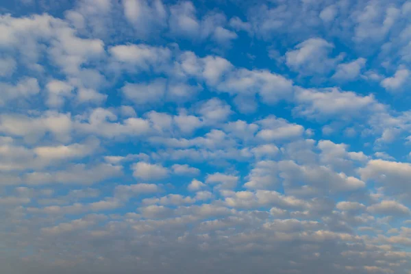 Błękitne Niebo Chmurami Jako Tłem — Zdjęcie stockowe