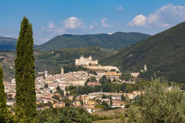 Umbria, İtalya 'da su kemerli Spoleto kalesi