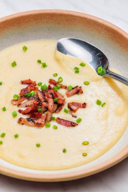 Domuz pastırmalı bezelye lapası.