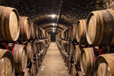 Macaristan, Eger yakınlarında fıçıları olan şarap mahzenleri