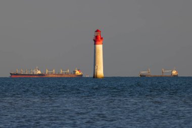 Ile de Re yakınlarındaki Phare de Chauvea gemileriyle La Rochelle, Pays de la Loire, Fransa