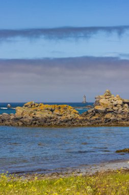 Fransa, Brittany 'de Argenton yakınlarında Phare du Four ile sahil