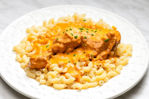 Cuisse Poulet Avec Sauce Crémeuse Paprika Aux Pâtes — Photo