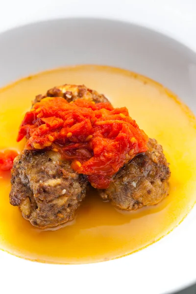 Köfteli et suyu ve domates sosu.