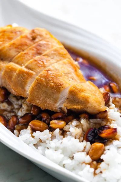 Peito Aves Com Molho Soja Amendoim Servido Com Arroz — Fotografia de Stock