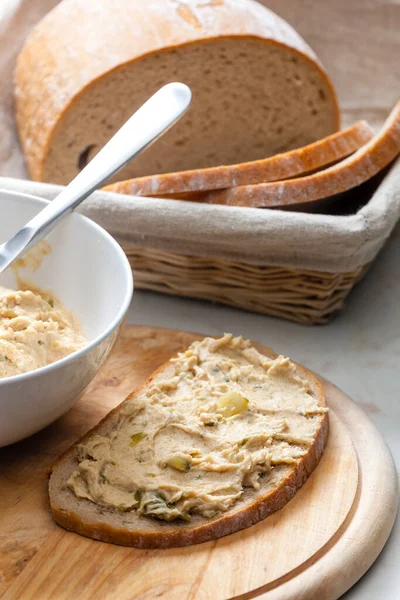 Cracklings Diffusione Con Cetriolo Sottaceto Fetta Pane — Foto Stock