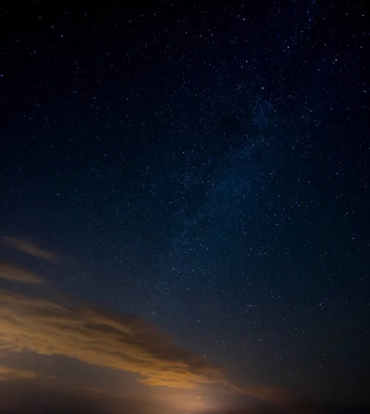 夏はミルキーウェイで夜空を — ストック写真