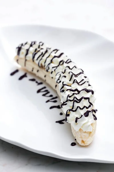Banana Whipped Cream Chocolate Topping — Stockfoto