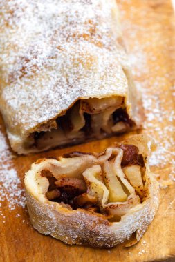 Tahtada elmalı turta.