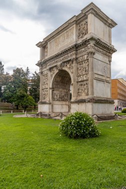 Trajan kemeri, antik Roma zafer kemeri, Benevento, Campania, İtalya