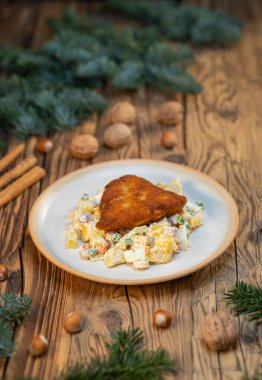 Çek Cumhuriyeti 'nde geleneksel Noel yemeği - patates salatalı sazan filetosu