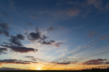 Kışın gün batımında bulutlar