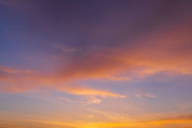 Gün batımından önce bulutlu güzel gökyüzü