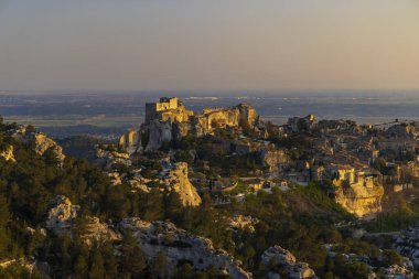 Ortaçağ şatosu ve köyü, Les Baux-de-Provence, Alpilles dağları, Provence, Fransa