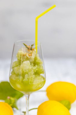 Limonlu nane şerbeti ile hayat