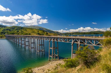 Köprü Ponte delle Stecche, Lago di Campotosto in National Park Sasso e Monti della Laga, Abruzzo bölgesi, İtalya