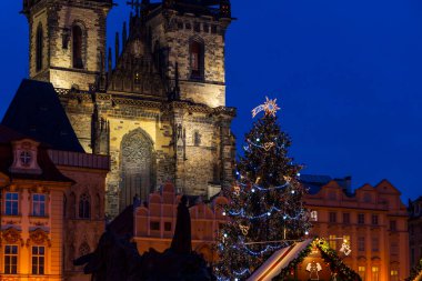 Çek Cumhuriyeti Prag 'daki Old Town Square' de Noel ağacı