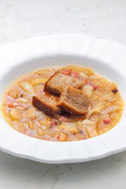 Kızarmış ekmekle soğan çorbası