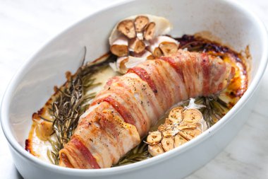 Domuz pastırmasına sarılmış domuz eti.