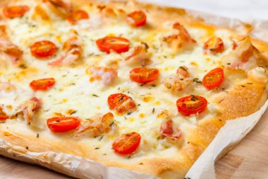 Ev yapımı karides ve domatesli pizza.