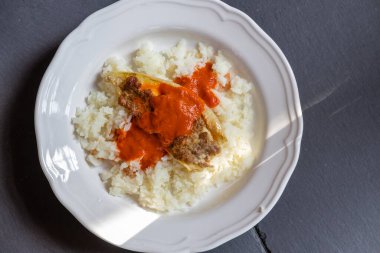 Biber domates soslu kıyma ve pilav ile doludur.