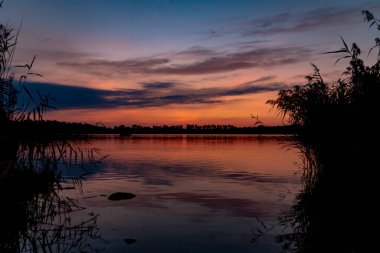 Güneş battıktan sonra Rezabinec Gölü, Kestrany, Çek Cumhuriyeti