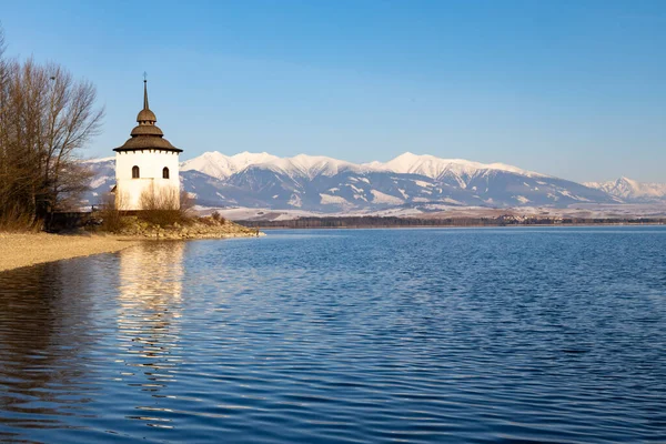 Havranok的圣母玛利亚教堂和斯洛伐克Liptovsky Mikulas区Liptovska Mara湖 — 图库照片