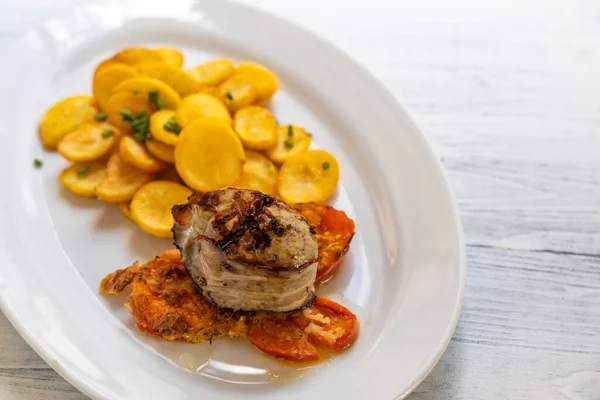 Schweinefilet Speck Auf Paprika Mit Kartoffeln Und Tomaten — Stockfoto