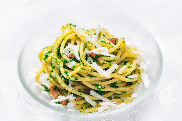 Pastırmalı Spagetti Maydanoz Parmesan Peyniri — Stok fotoğraf