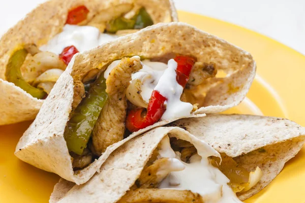 Pão Pitta Trigo Integral Cheio Carne Frango Grelhada Jalapenos Pimenta — Fotografia de Stock