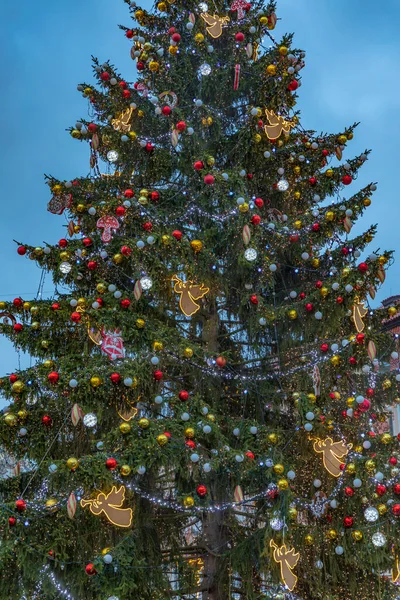 Χριστουγεννιάτικο Δέντρο Στην Πλατεία Της Παλιάς Πόλης Στην Πράγα Τσεχία — Φωτογραφία Αρχείου