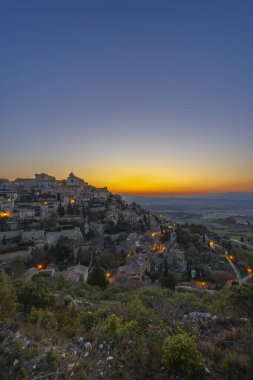 Provence, Luberon, Vaucluse, Fransa 'daki Gordes küçük ortaçağ kasabası