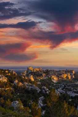 Ortaçağ şatosu ve köyü, Les Baux-de-Provence, Alpilles dağları, Provence, Fransa